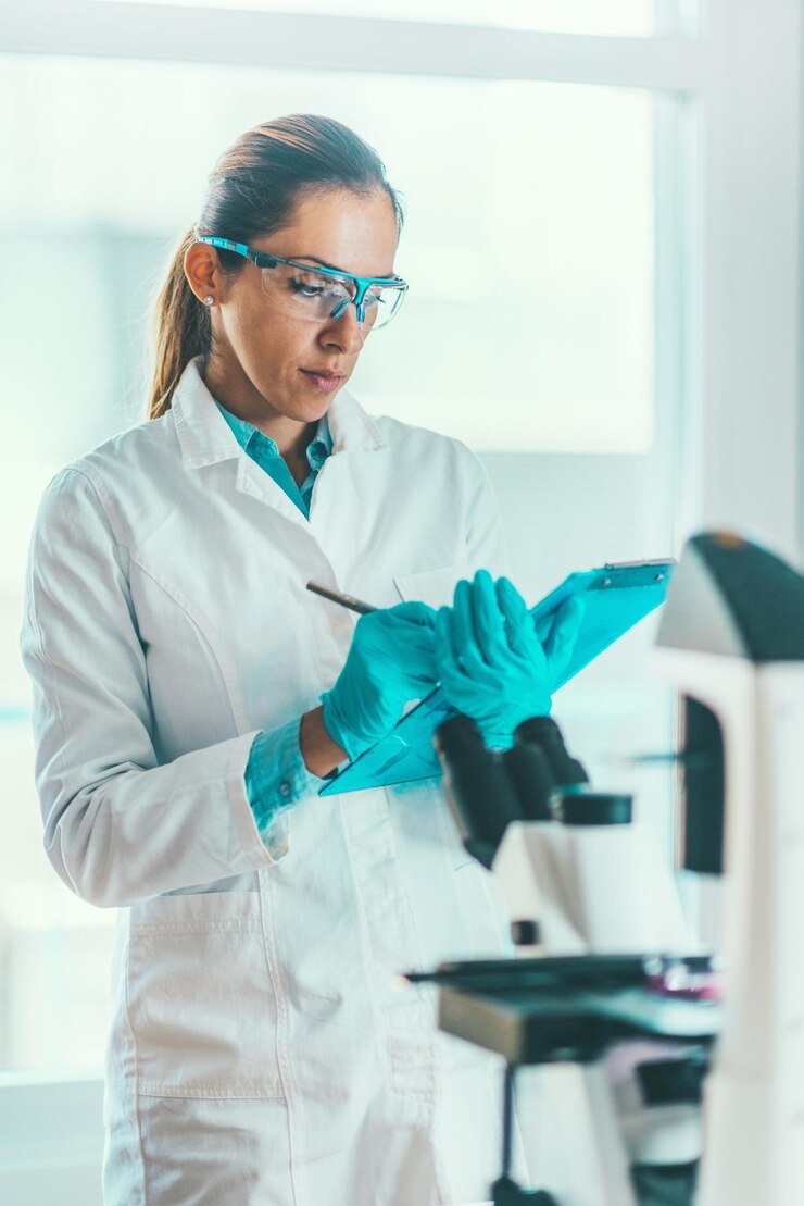 Naukowiec z branży biotechnologicznej robi notatki