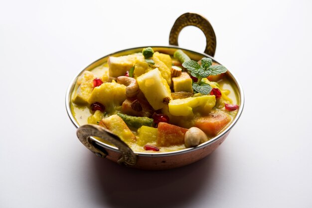 Navratan Korma to bogate, kremowe i aromatyczne danie Mughlai z Indii, które dosłownie przekłada się na curry z dziewięcioma klejnotami. Klejnotami są owoce, warzywa i orzechy, z których składa się curry