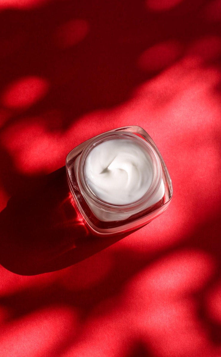 Zdjęcie nawilżający krem do twarzy dla skóry wrażliwej luksusowy kosmetyk spa i naturalny czysty produkt do pielęgnacji skóry na czerwonym tle