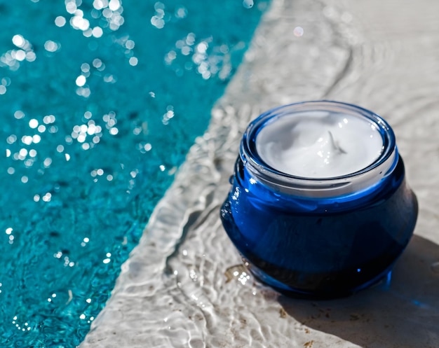 Nawilżający krem kosmetyczny do pielęgnacji skóry i kosmetyki spa przy basenie w letnim produkcie kosmetycznym i pielęgnacji skóry
