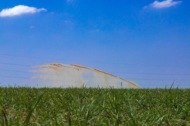 Zdjęcie nawóz płynny (vinhoto, vinhaía, garapó ou tiborna) wyrzucany na plantację trzciny cukrowej. garapa. ,