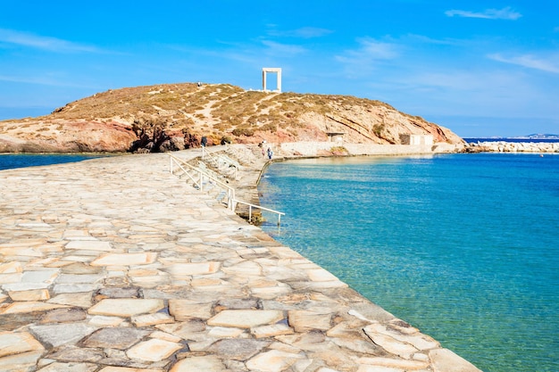 Naxos Portara lub brama wejściowa świątyni Apollo na wyspie Palatia w pobliżu wyspy Naxos w Grecji