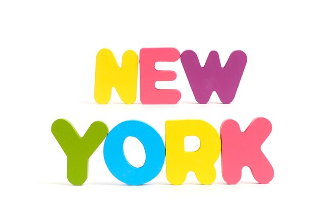 Nazwy miasta Nowy Jork są ułożone wielobarwnymi literami na białym tle