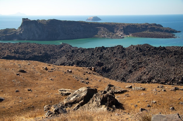 Nea Kameni, Palia Kameni, wyspy pochodzenia wulkanicznego. Aspronisi na tle.