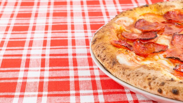 Neapol, Włochy. Prawdziwa Włoska Pizza Diavola - Tradycyjna Pizza Na Ostro