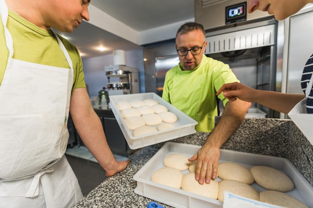 Neapolitan pizza ciasto kulki w pojemniku dolly strzelał szefów kuchni w kuchni