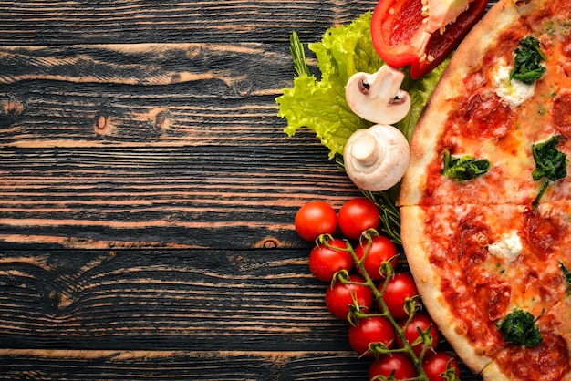 Neapolitańska Pizza Szpinak Ser Gorgonzola Kiełbasa Salami Na Drewnianym Tle Widok Z Góry