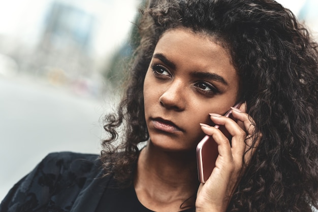 Negatywne Emocje. Koncepcja Stylu życia. Zamknij Się Młoda Kobieta Rasy Mieszanej Za Pomocą Telefonu.