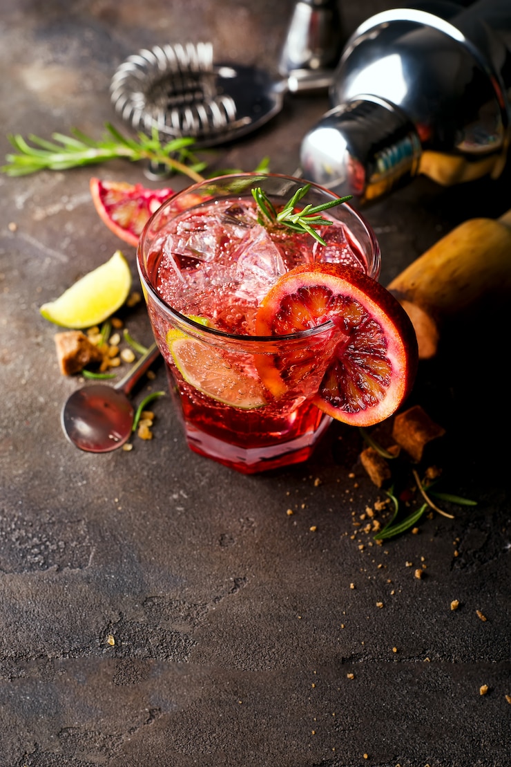 Zdjęcie negroni koktajlu pozycja na kamiennym tle
