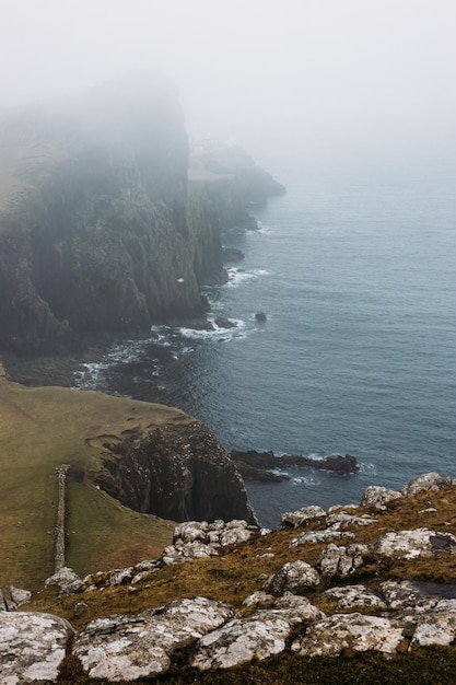 Zdjęcie neist point słynna latarnia morska w szkocji, którą można znaleźć na najbardziej wysuniętym na zachód krańcu wyspy skye w pobliżu miasteczka glendale foogy day