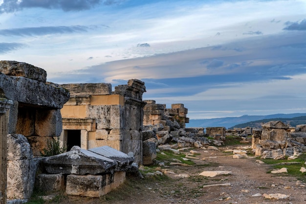 Nekropolis Hierapolis starożytnego miasta krajobraz jesienny widok