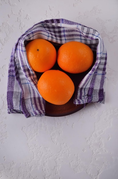 Nektarynki i pomarańcze w talerzu świeżych owoców