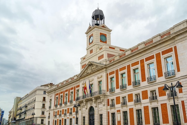 Neoklasycystyczne budynki Puerta del Sol w Madrycie kilometr zero Hiszpanii