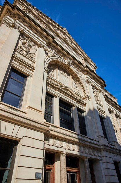 Neoklasyczna fasada sądu z kolumnami korynckimi na tle niebieskiego nieba