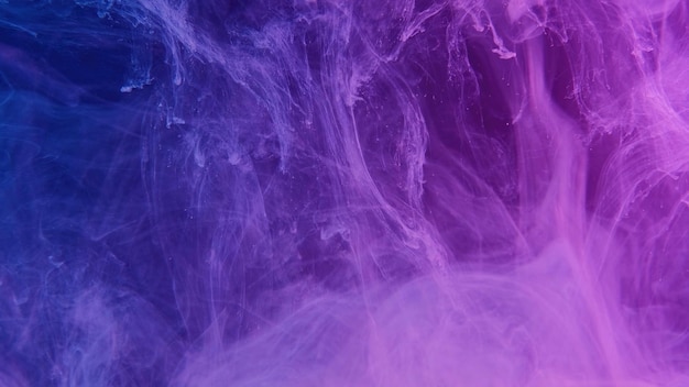 Neonowa mgła tekstura atrament woda mix fioletowy niebieski dym