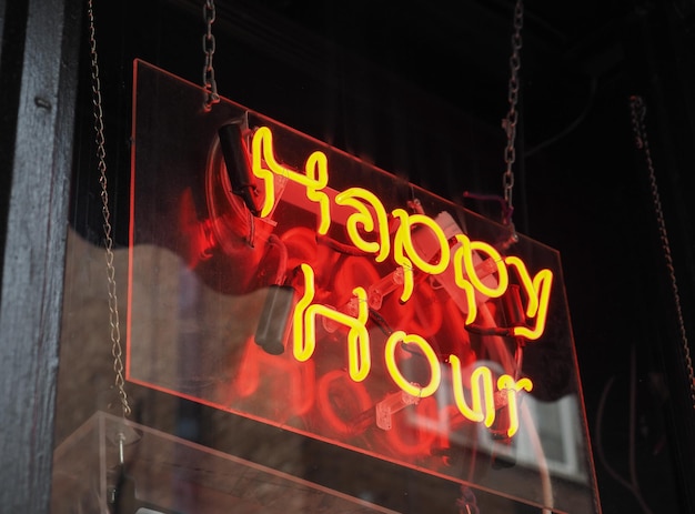 Neonowe światło happy hour