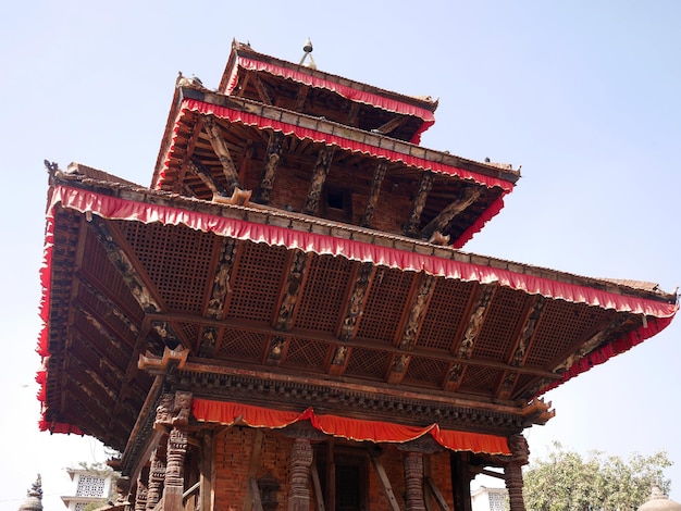 Nepalczycy i zagraniczni podróżnicy odwiedzający starożytne ruiny antyczny budynek i szanować modlącego się nepalskiego boga anioła na Basantapur Katmandu durbar square w Katmandu w Nepalu