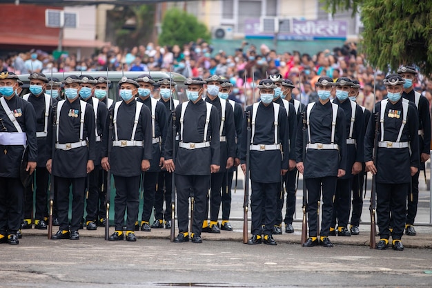 Zdjęcie nepalscy żołnierze gotowi do przejścia