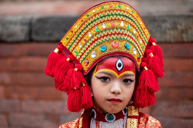 Zdjęcie nepalska dziewczyna przebiera się za żywą boginię kumari z okazji kumari pudża katmandu nepal