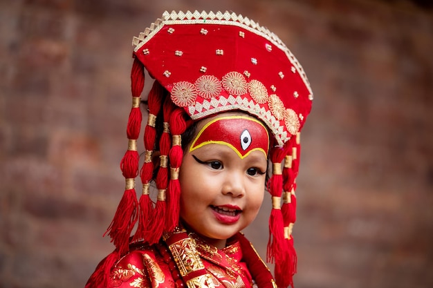 Nepalska dziewczyna przebiera się za żywą boginię Kumari z okazji kumari pudża Katmandu Nepal