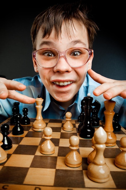 Nerd gra w szachy na czarnym tle