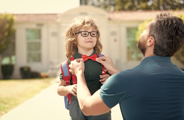 Nerd w okularach z edukacją nauczyciela pierwszego dnia w szkole ojciec i syn