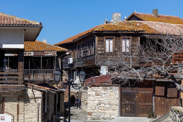 Nesebyr stare miasto widok na ulicę stare kamienne i drewniane domy w Nesebyrze wpisanym na Listę Światowego Dziedzictwa UNESCO Bułgaria