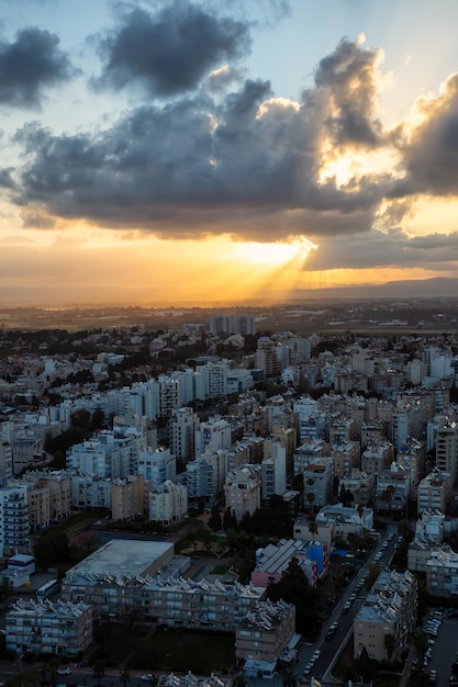 Netanya Israel Aerial City podczas dramatycznego wschodu słońca