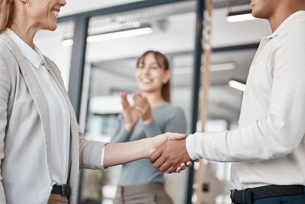 Networking jest tak prosty. Ujęcie dwóch nierozpoznawalnych biznesmenów ściskających ręce w biurze w pracy.