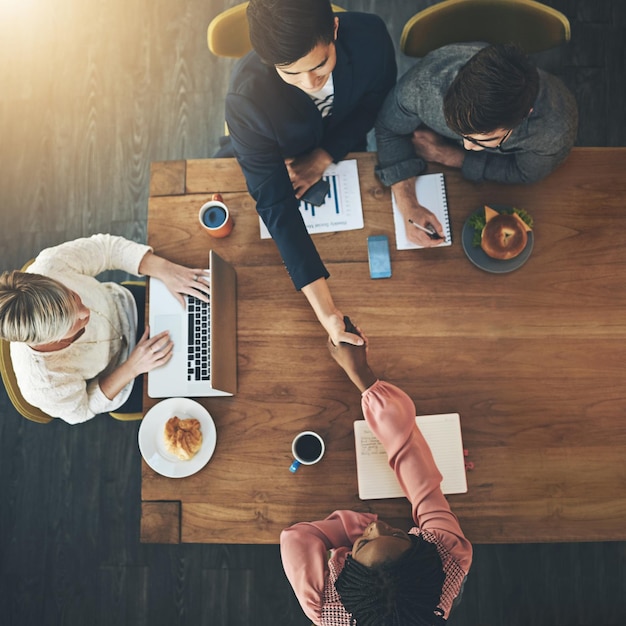 Networking Ma Kluczowe Znaczenie W świecie Biznesu Ujęcie Z Dużego Kąta Przedstawiające Biznesmenów ściskających Dłonie Podczas Spotkania W Biurze