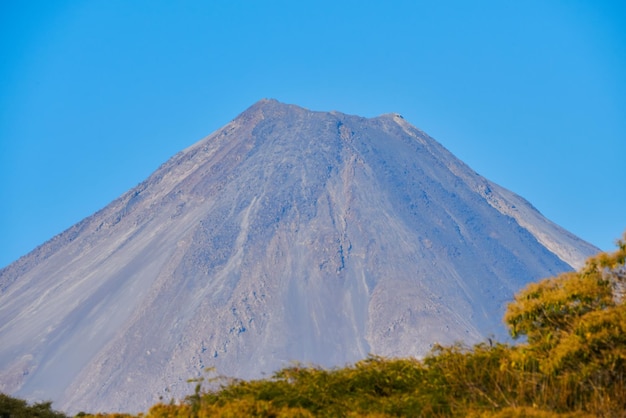 Nevado de Colima i wulkan Colima razem na czystym niebie