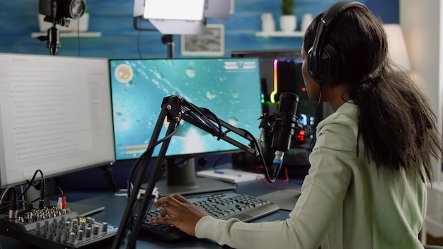 Nevous czarny streamer przegrywa grę wideo, koniec gry dla afrykańskiej kobiety cyber grającej w kosmiczne strzelanki online z zestawem słuchawkowym