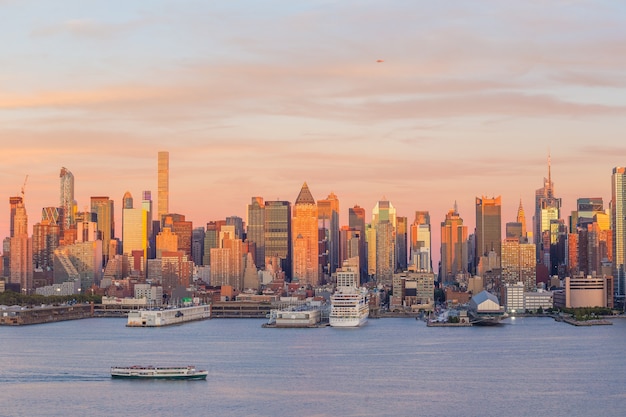 New York City Midtown Manhattan panorama panoramy zachód słońca nad rzeką Hudson w USA