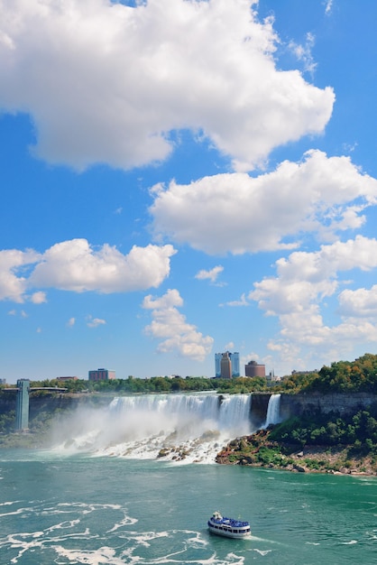 Niagara Falls zbliżenie w ciągu dnia nad rzeką ze skałami i łodzią