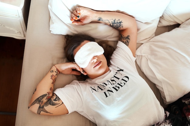 Nic Nie Stoi Między Mną A Moim Snem Urody Przycięte Zdjęcie Młodej Kobiety Noszącej Maskę Do Spania Podczas Snu W Swoim łóżku W Domu