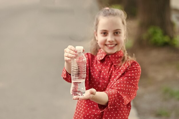Nie Czekaj Nawadniaj Butelka Wody Pitnej Selektywne Skupienie Mała Dziewczynka Pije Wodę, Aby Ugasić Pragnienie Spragnione Dziecko Pragnienie Lub Odwodnienie Zaspokojenie Pragnienia Koncepcja Pragnienia