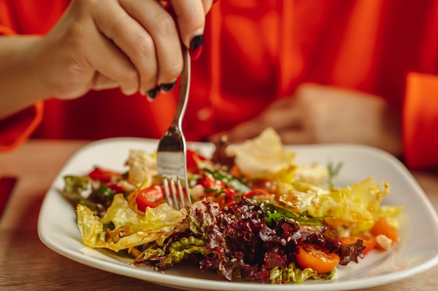 Nie do poznania kobieta je tajska sałatka z widelcem w restauracji Koncepcja jedzenia z bliska