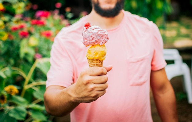 Nie Do Poznania Ludzie Trzymający Lody W Stożku Na Zewnątrz Widok Z Przodu Rąk Osoby Trzymającej Rożek Lody Ludzie Pokazujący Podwójny Rożek