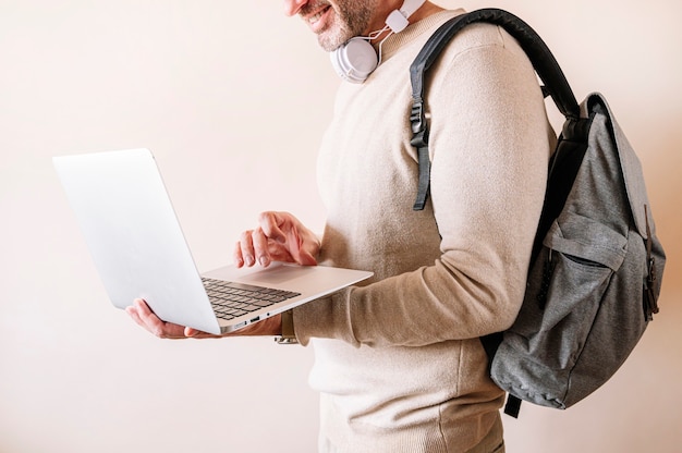 Zdjęcie nie do poznania mężczyzna za pomocą laptopa stojąc.