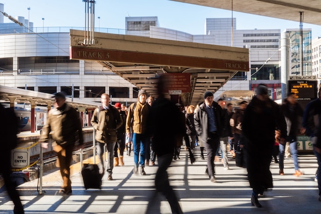 Nie Do Poznania Osoba I Turysta Odwiedzający South Station Wychodzący Z Pociągu Na Stację W Bostonie, Massachusetts, Usa.