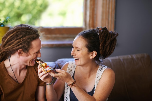 Nie ma nic tak smacznego jak pizza Ujęcie pary rastafarian jedzącej pizzę?