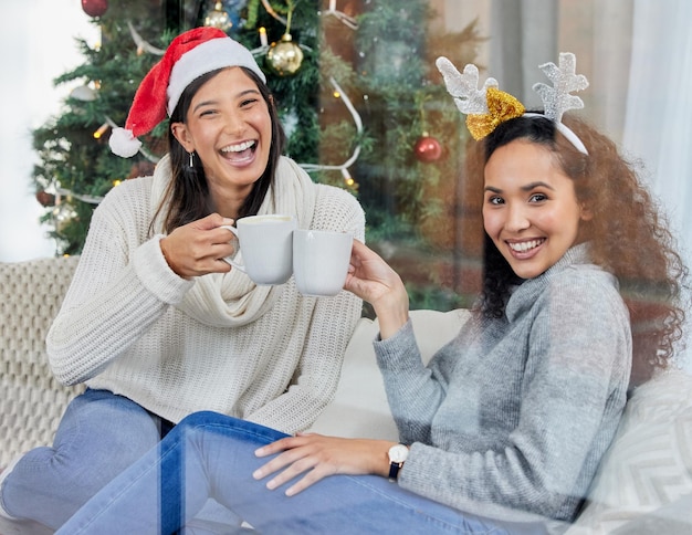 Nie ma to jak filiżanka kawy z przyjaciółką Ujęcie dwóch młodych kobiet pijących kawę w domu
