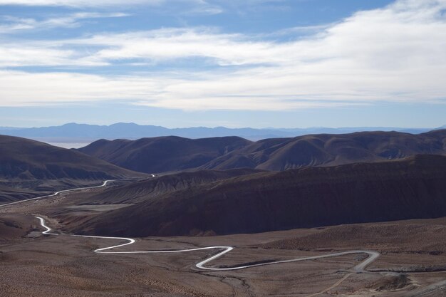 Niebezpieczna kręta pustynna droga Route 33 Salta Argentyna brudna droga w Andach