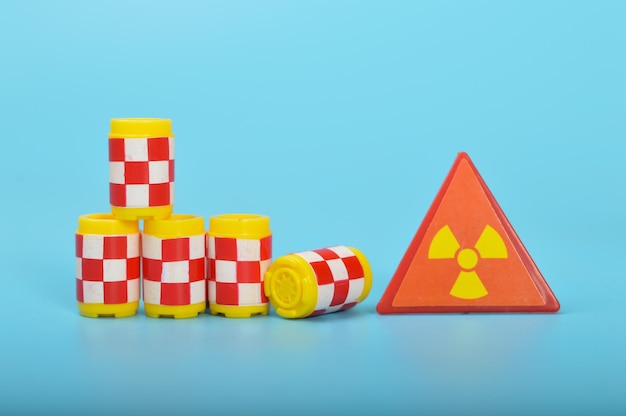 Niebezpieczne niebezpieczne beczki chemiczne ze znakiem radioaktywnym