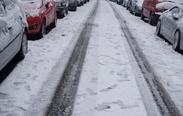 Niebezpieczne warunki jazdy w zimie po burzy śnieżnej