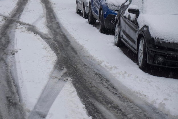 Niebezpieczne warunki jazdy w zimie po burzy śnieżnej