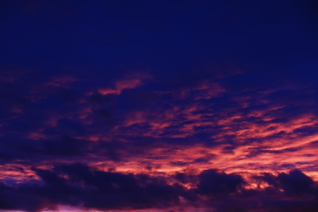 Niebiański krajobraz z chmurami w pastelowych kolorach
