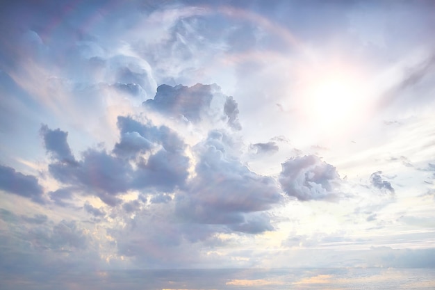 niebiańskie chmury w tle / abstrakcyjne piękne tło jasnych chmur na niebie