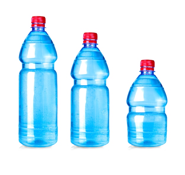 Niebieska butelka wody na białym tle
