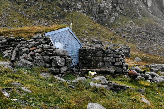 Zdjęcie niebieska drewniana kabina rybacka stokkvika na plaży na wyspach moskenesoya lofoten w norwegii